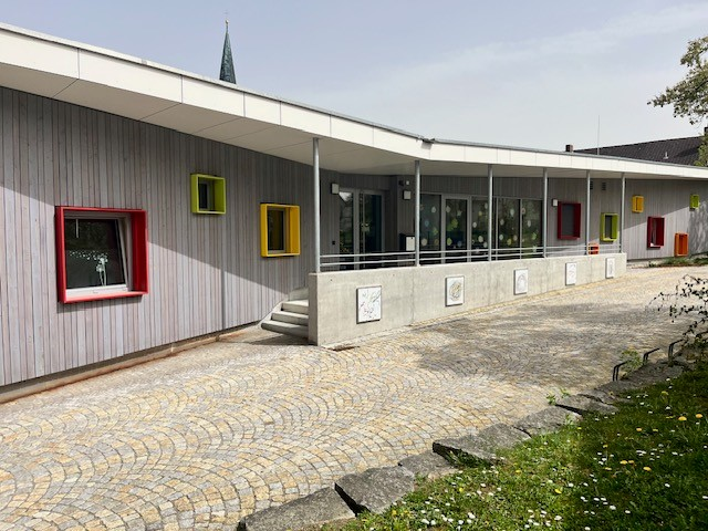 zwei Kinder spielen auf dem Spielplatz