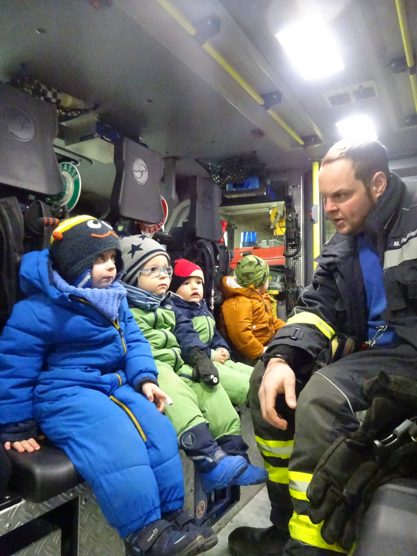 Kinder im Feuerwehrfahrzeug